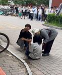 13岁女怀孕了？跑到男大生学校又哭又闹，大批学生围观（组图）
