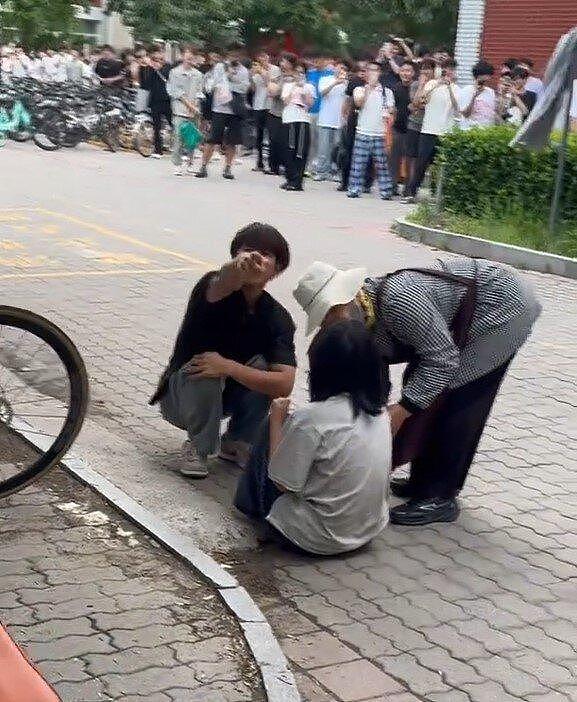 13岁女怀孕了?跑到男大生学校又哭又闹,大批学生围观(组图) - 1