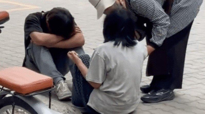 13岁女怀孕了?跑到男大生学校又哭又闹,大批学生围观(组图) - 2