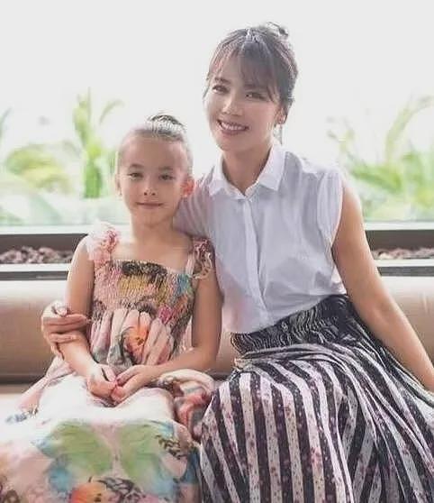 刘涛携女儿亮相意大利,母女同框像姐妹!18岁王紫嫣被赞气质出众(组图) - 9