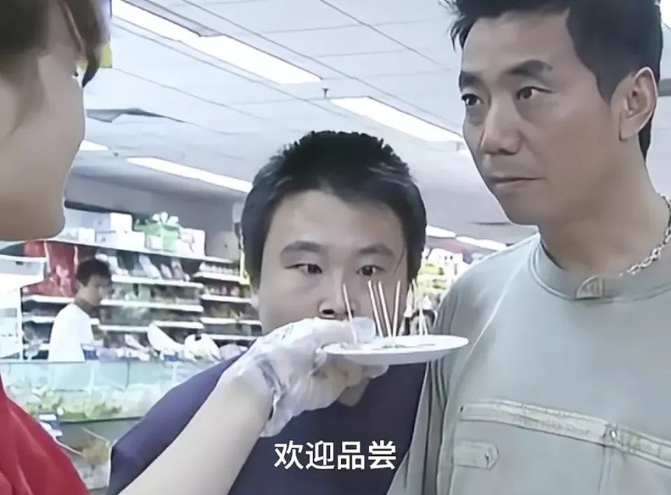 商场B1，挤满「白吃白喝」的年轻人 - 9