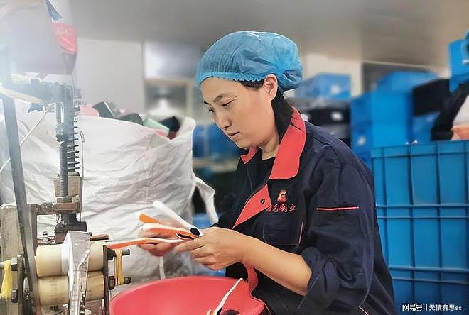 央视暗访曝光!每天入口的东西,竟是化工废桶+烂拖鞋做的(组图) - 16