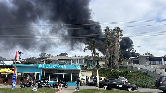 珀斯南部住宅陷火海,爆炸声不断,黑烟数公里外可见(图) - 1
