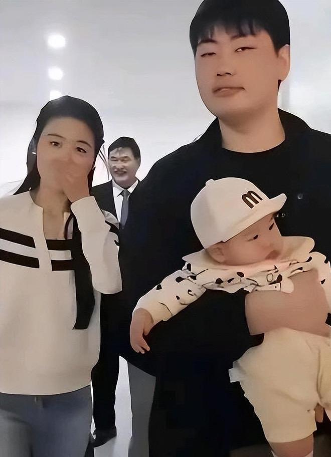 大衣哥回应每月给儿子2万，称儿子没上班，在家做饭看孩子种地 - 22