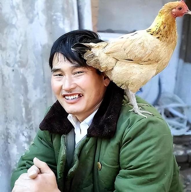 大衣哥回应每月给儿子2万，称儿子没上班，在家做饭看孩子种地 - 23