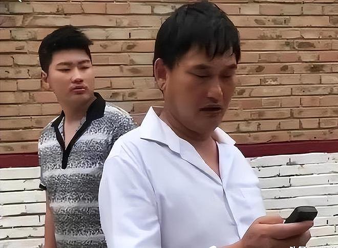 大衣哥回应每月给儿子2万，称儿子没上班，在家做饭看孩子种地 - 28
