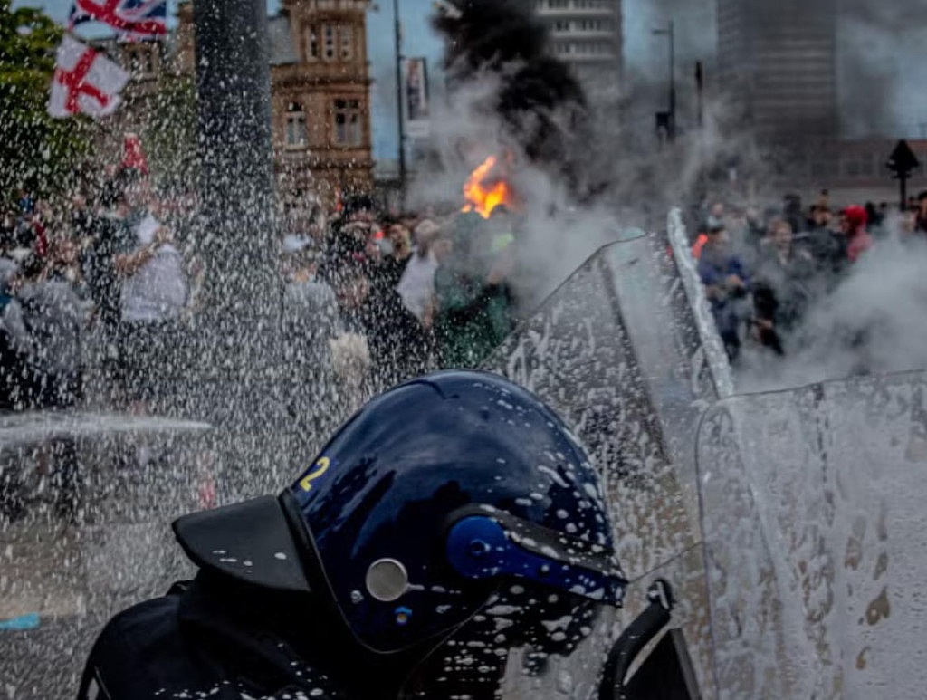 英国极右翼暴乱敲响警钟!专家:澳洲恐步其后尘,民粹煽动将撕裂社会(组图) - 3