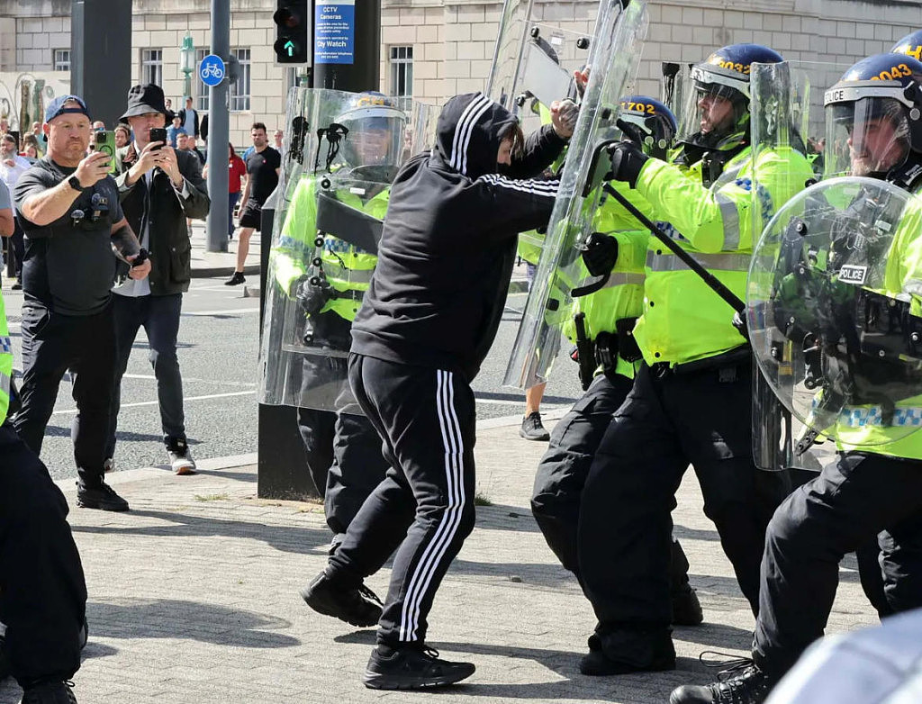 英国极右翼暴乱敲响警钟!专家:澳洲恐步其后尘,民粹煽动将撕裂社会(组图) - 2