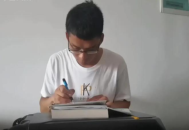 参加16次高考赚30万？唐尚珺再陷争议，私生活被扒（组图） - 5