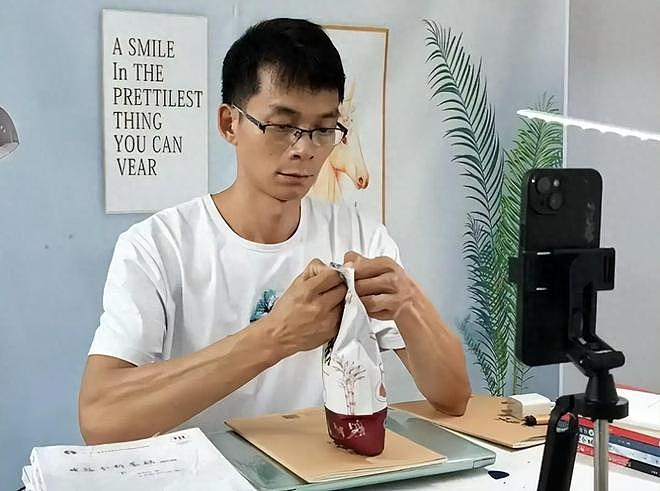 参加16次高考赚30万？唐尚珺再陷争议，私生活被扒（组图） - 30