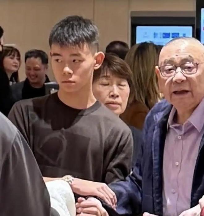 移民英国真相大白后,刘銮雄近况曝光,难怪甘比要抛头露面当网红 - 8