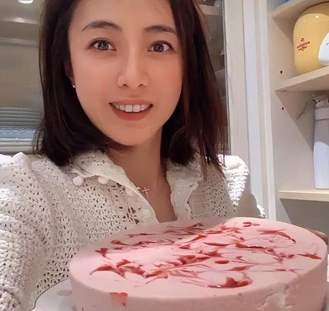 移民英国真相大白后,刘銮雄近况曝光,难怪甘比要抛头露面当网红 - 12