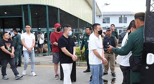 柬埔寨电诈越打越多?墙上中文标语格外刺眼,背后有更大保护伞? - 1