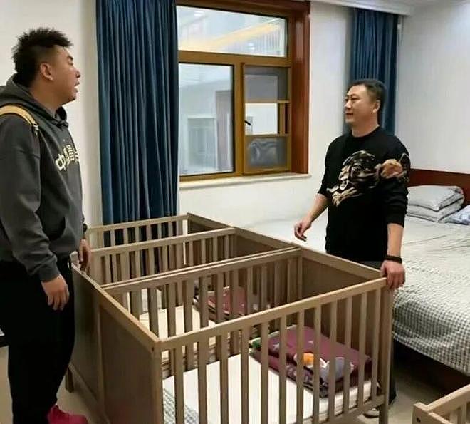 48岁喜得七胞胎,全职奶爸一拖七走红,身份远不止矿业老板 - 7