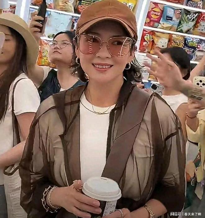 47岁章子怡长沙现身,两鬓白发坚持不染,活成普通人 - 1