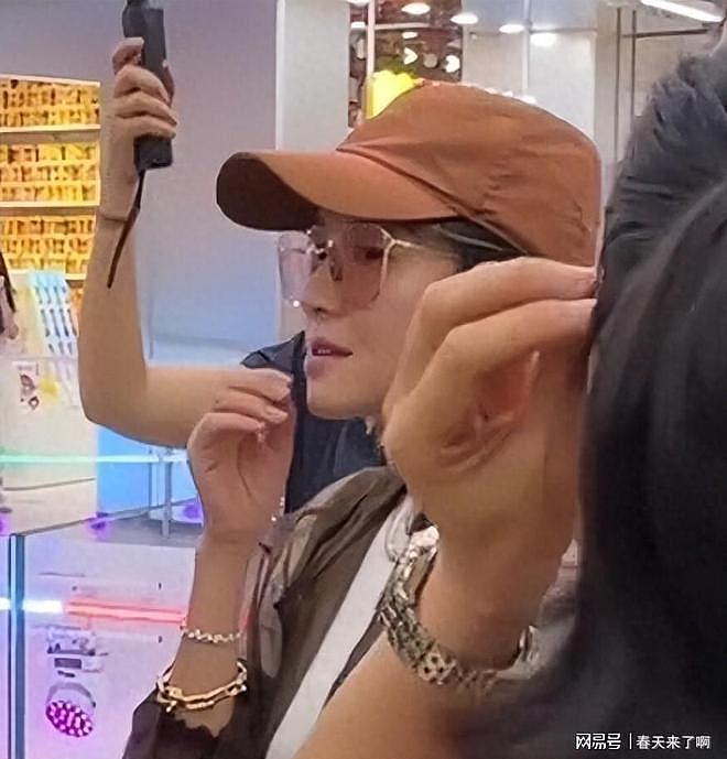 47岁章子怡长沙现身,两鬓白发坚持不染,活成普通人 - 2