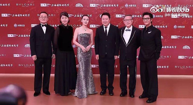 上海电影节,高圆圆红毯3次让C位失败,只因剧组一动作 - 1