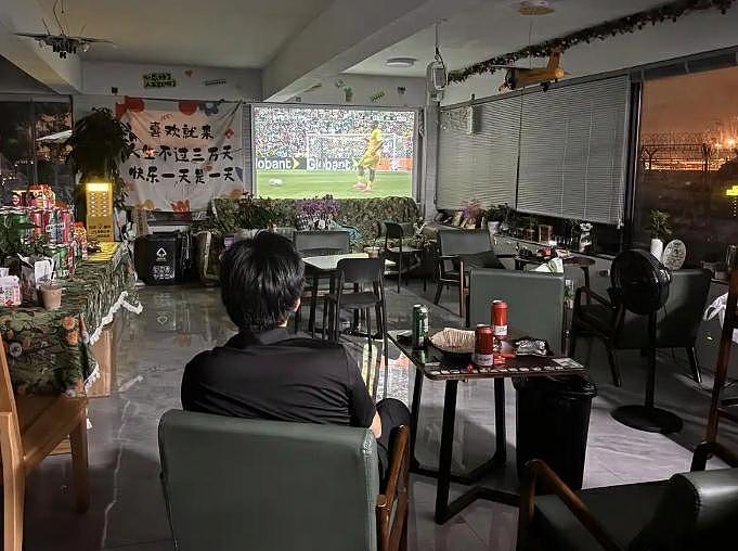烧烤店老板狂风暴雨中喊话免单70多桌近3万元,称安全回家最重要,网友:老板格局大,想不发财都难 - 6