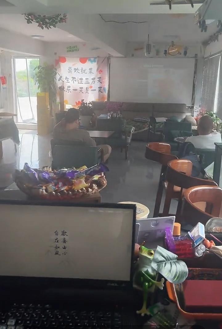 烧烤店老板狂风暴雨中喊话免单70多桌近3万元,称安全回家最重要,网友:老板格局大,想不发财都难 - 8