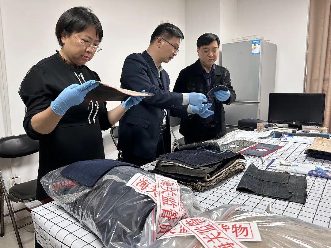 外籍旅客带少数民族服装出境被拦,6件上衣2件绣片均属于一般文物(组图) - 1
