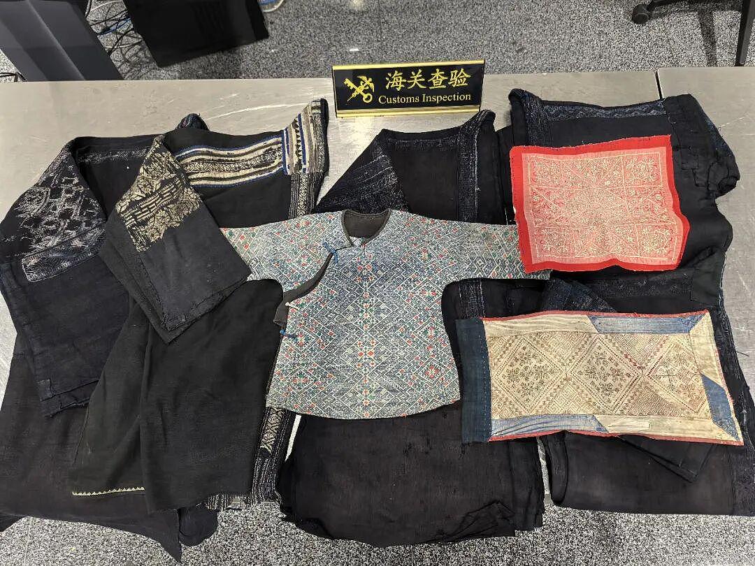 外籍旅客带少数民族服装出境被拦,6件上衣2件绣片均属于一般文物(组图) - 2