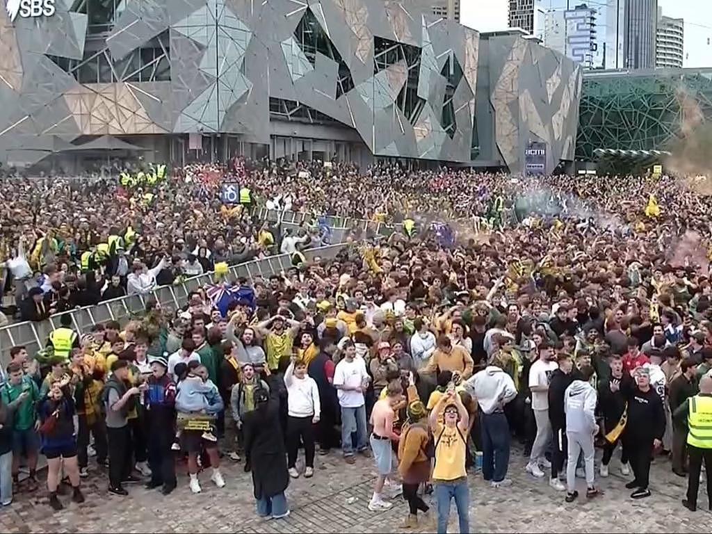 联邦广场7000人沸腾!澳大利亚队2-0爆冷击败土耳其,举国狂欢 - 5
