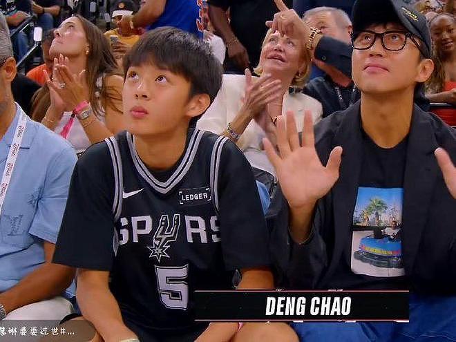 邓超携儿子现身NBA总决赛现场,在父亲旁边吃爆米花,颜值清秀像孙俪 - 1