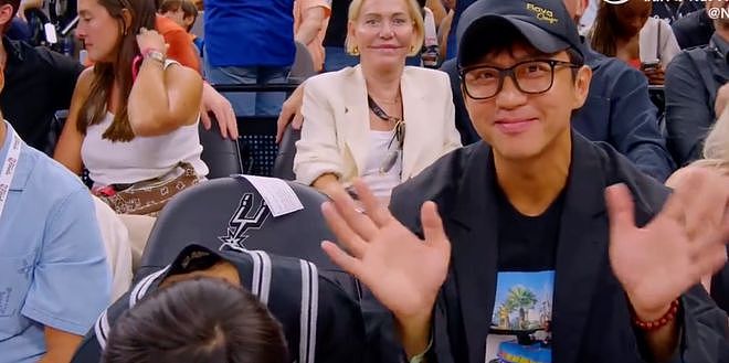 邓超携儿子现身NBA总决赛现场,在父亲旁边吃爆米花,颜值清秀像孙俪 - 4