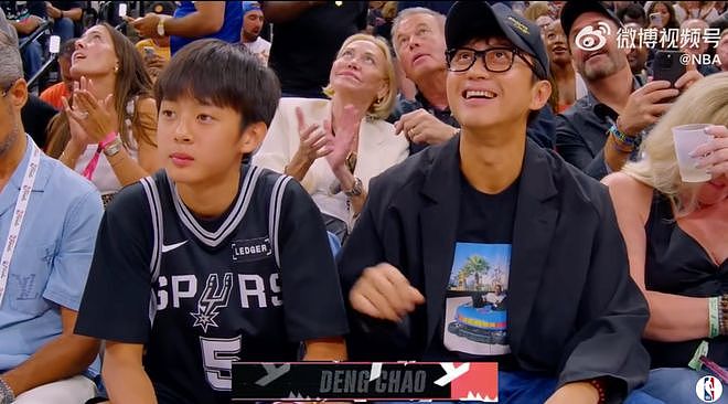 邓超携儿子现身NBA总决赛现场,在父亲旁边吃爆米花,颜值清秀像孙俪 - 5