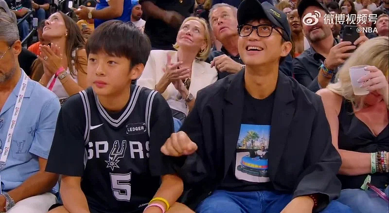 邓超带儿子现身NBA总决赛现场,眉眼神态复刻孙俪(组图) - 5