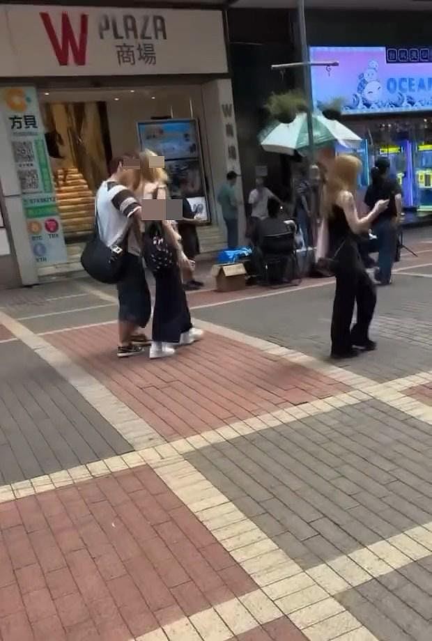 香港男女当街摸胸!女子被紧箍反应心酸,网民:不尊重人(组图) - 3