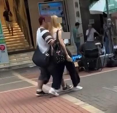 香港男女当街摸胸!女子被紧箍反应心酸,网民:不尊重人(组图) - 4