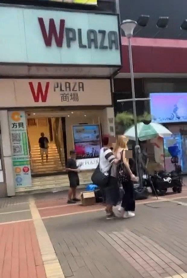 香港男女当街摸胸!女子被紧箍反应心酸,网民:不尊重人(组图) - 6