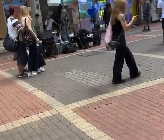 香港男女当街摸胸!女子被紧箍反应心酸,网民:不尊重人(组图) - 8