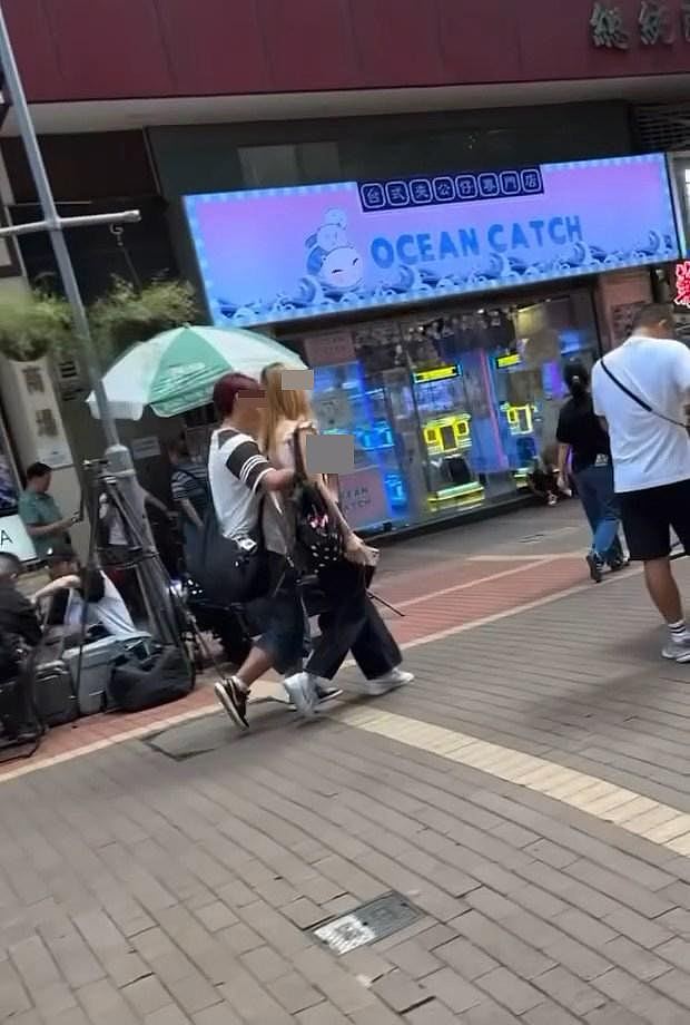 香港男女当街摸胸!女子被紧箍反应心酸,网民:不尊重人(组图) - 9