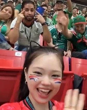 对着镜头眯眯眼！世界杯赛场歧视韩女球迷，墨西哥公职人员被撤职（组图） - 2