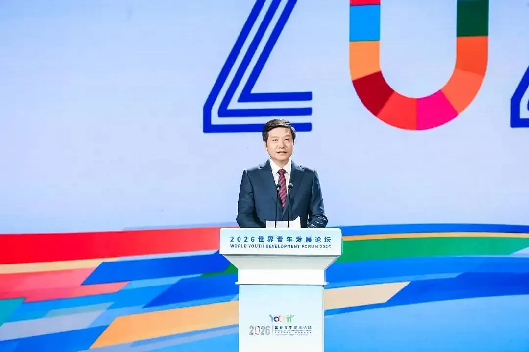 雷军路边坐小板凳吃早餐,一手热干面一手面窝(组图) - 7