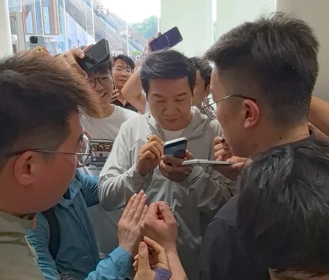 雷军路边坐小板凳吃早餐,一手热干面一手面窝(组图) - 9