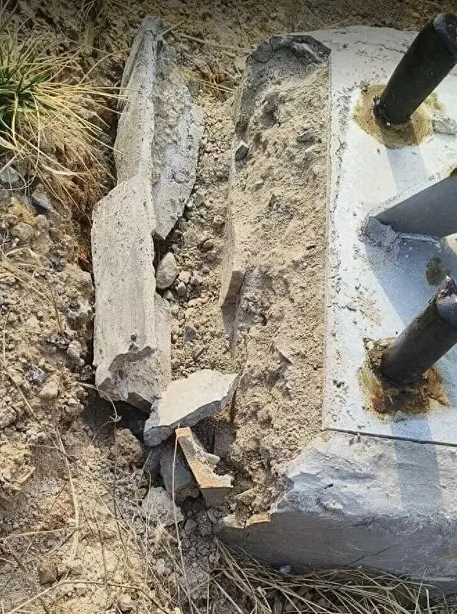 混凝土用手一掰即碎,山东3亿北斗工程现脆皮底座(组图) - 1