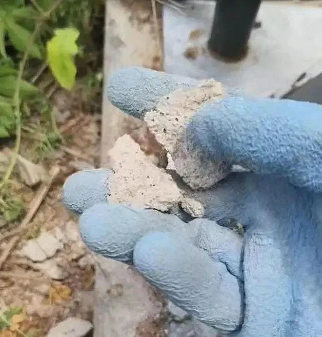 混凝土用手一掰即碎,山东3亿北斗工程现脆皮底座(组图) - 2