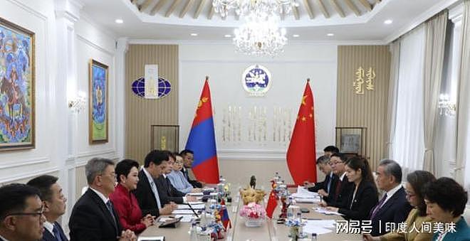 王毅成大明星了?访问蒙古途中,蒙古人民惊叹:中国的外长太帅了(组图) - 4