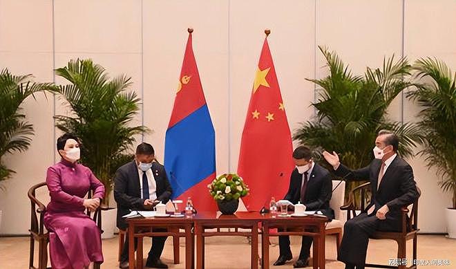 王毅成大明星了?访问蒙古途中,蒙古人民惊叹:中国的外长太帅了(组图) - 5
