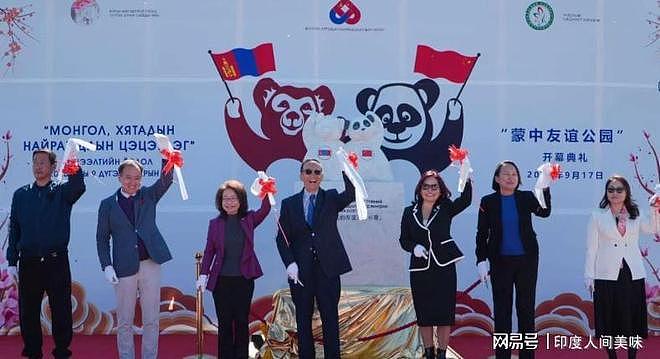王毅成大明星了?访问蒙古途中,蒙古人民惊叹:中国的外长太帅了(组图) - 11
