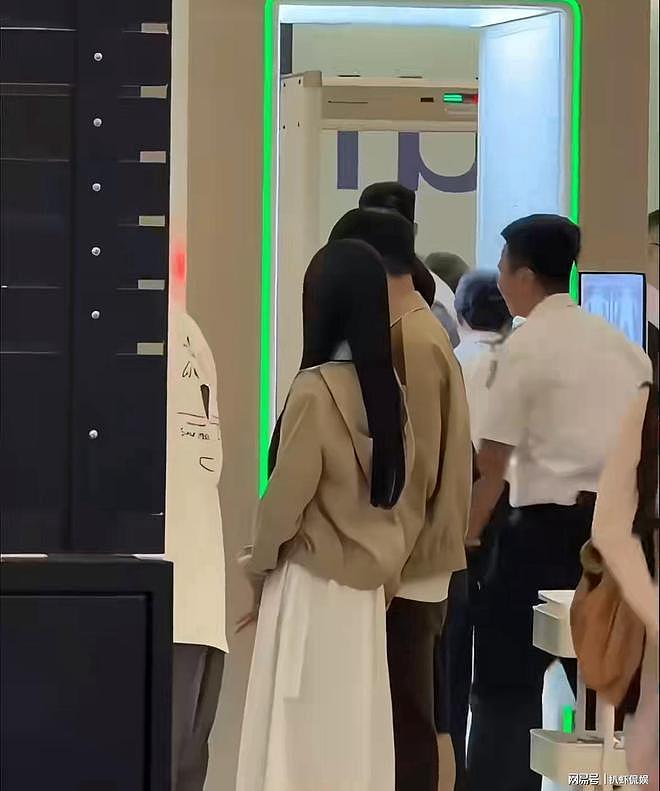 林俊杰七七现身香港机场,两人穿情侣装超甜,七七近照曝光好青涩(组图) - 3