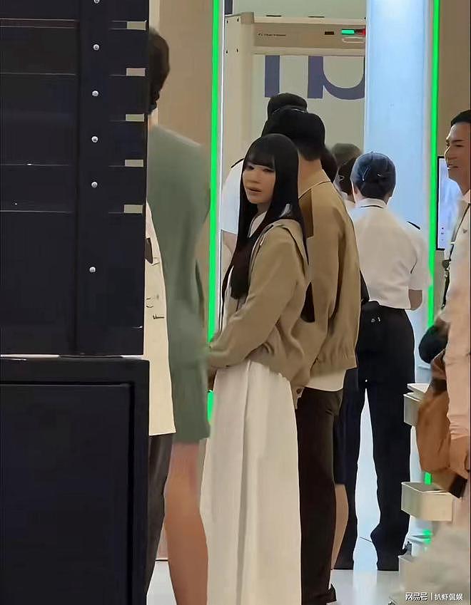 林俊杰七七现身香港机场,两人穿情侣装超甜,七七近照曝光好青涩(组图) - 4