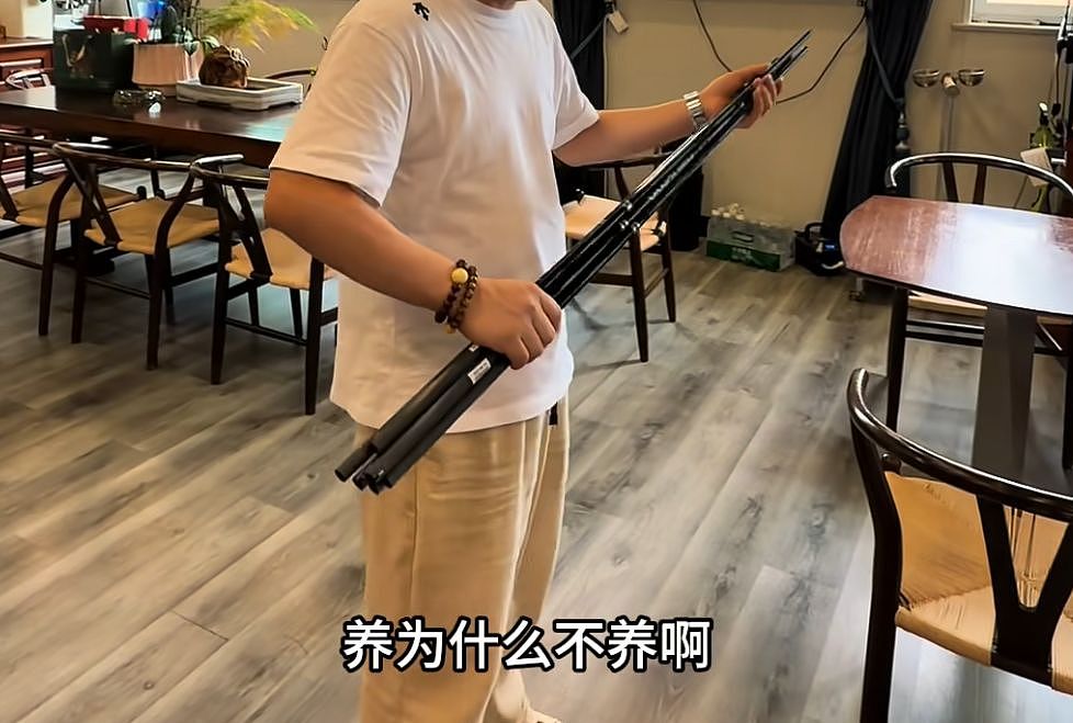 3米鱼缸炸了!主人含泪摆了桌“价值几十万的大餐” - 5