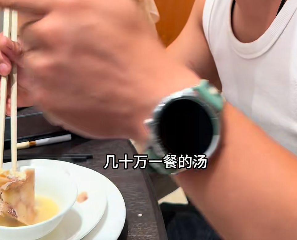 3米鱼缸炸了!主人含泪摆了桌“价值几十万的大餐” - 6