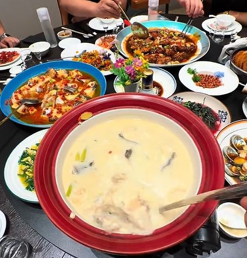 3米鱼缸炸了!主人含泪摆了桌“价值几十万的大餐” - 7