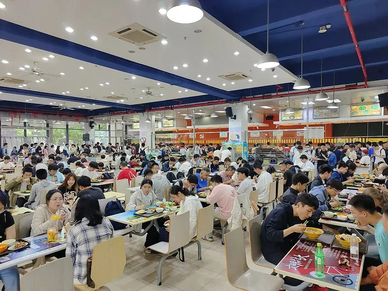 中国大学生被滥用的情怀 正沦为黑作坊的挡箭牌 - 1