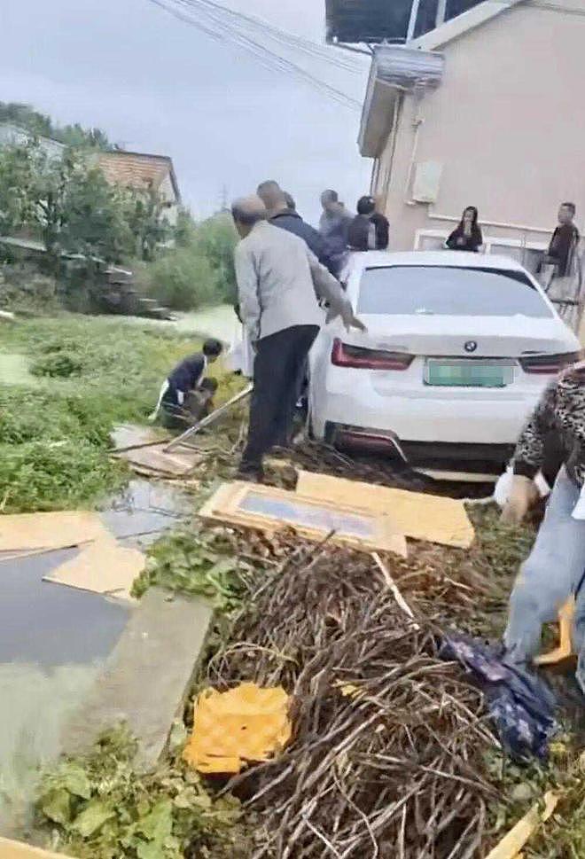 江苏宝马女司机冲撞丧事酒席,司机和死者都是亲戚,一细节很蹊跷 - 2